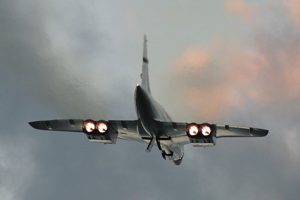 Concorde's final flight: G-BOAF from Heathrow to Bristol, on 26 November 2003. The extremely high fineness ratio of the fuselage is evident